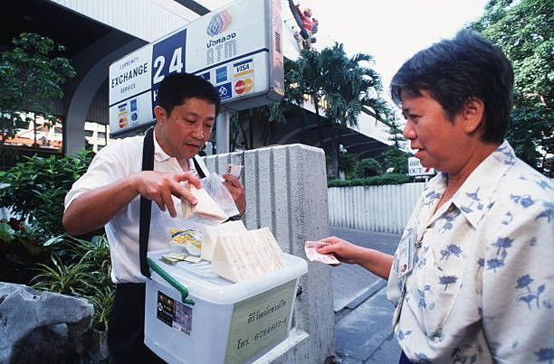 Sirivat Voravetvuthikun, mantan miliarder Thailand yang beralih profesi menjadi penjual roti lapis (sandwich).