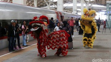 Barongsai di Stasiun Kereta Cepat Halim